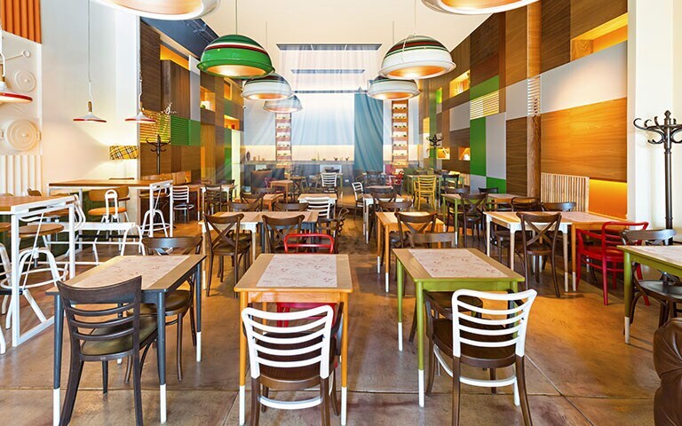 Ein Bild eines Gastronomiebereichs im Einkaufszentrum mit eingeschalteter Klimaanlage.